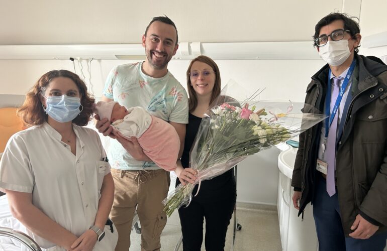Un bouquet de fleurs a été remis aux parents de Lou par le personnel du CHB