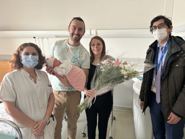 Un bouquet de fleurs a été remis aux parents de Lou par le personnel du CHB